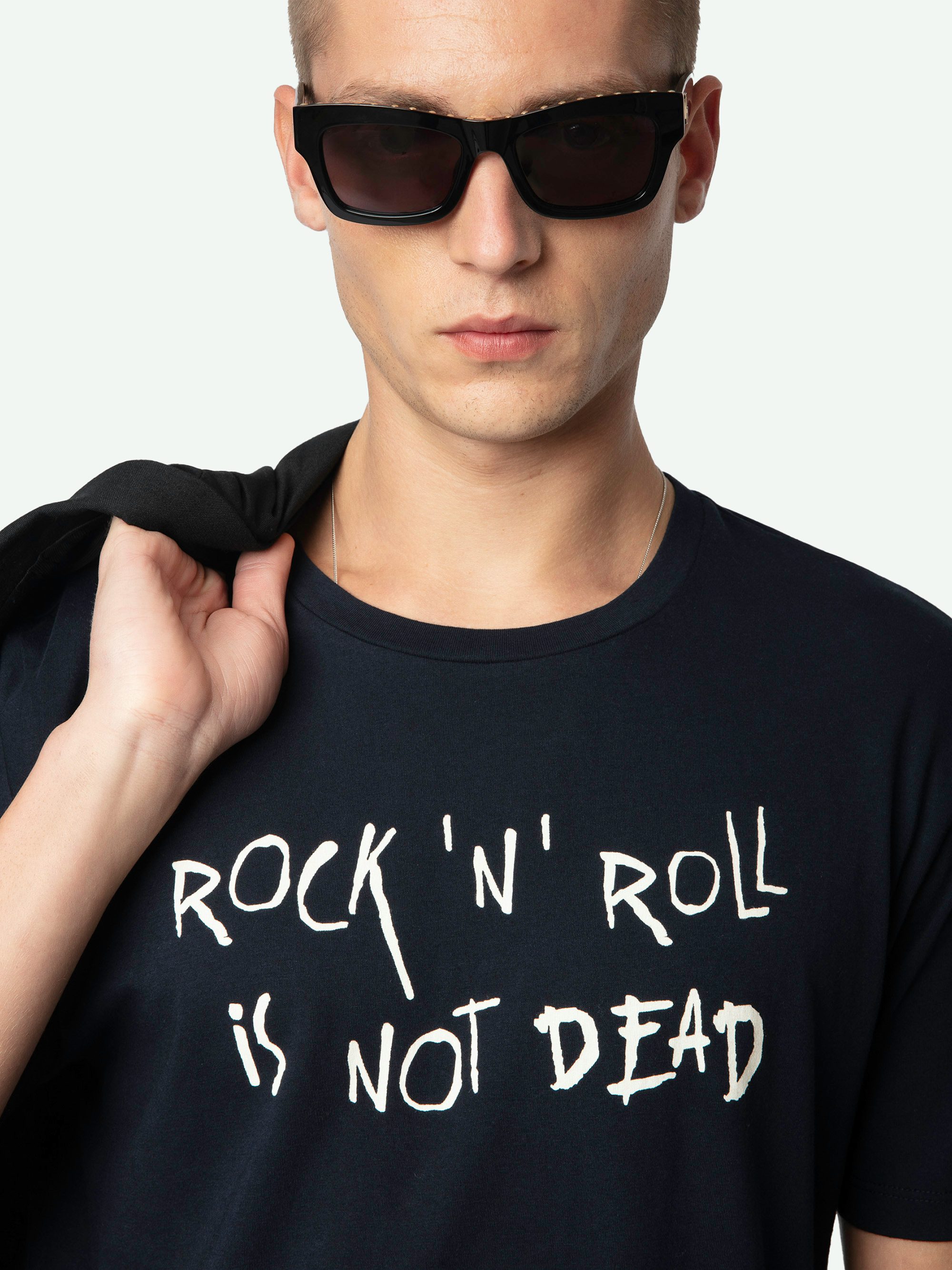 T-Shirt Tommy - Marineblaues T-Shirt aus Bio-Baumwolle mit kurzen Ärmeln und "Rock'N'Roll Is Not Dead"-Print.